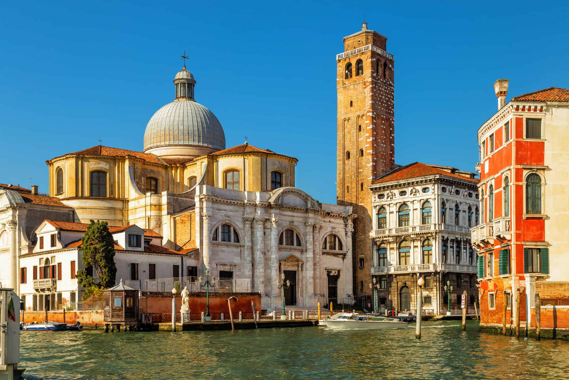 eglise dans le quartier de cannaregio a venise en ete