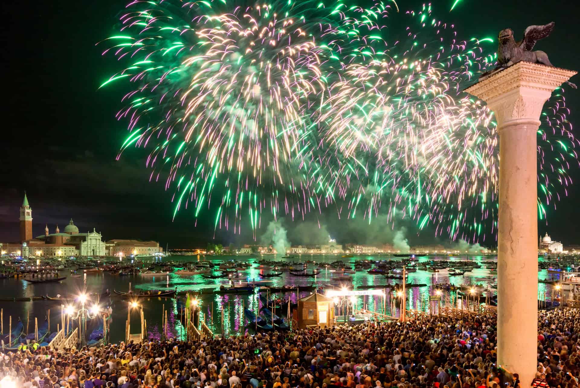 feu artifice au moment de la fete du redempteur a venise