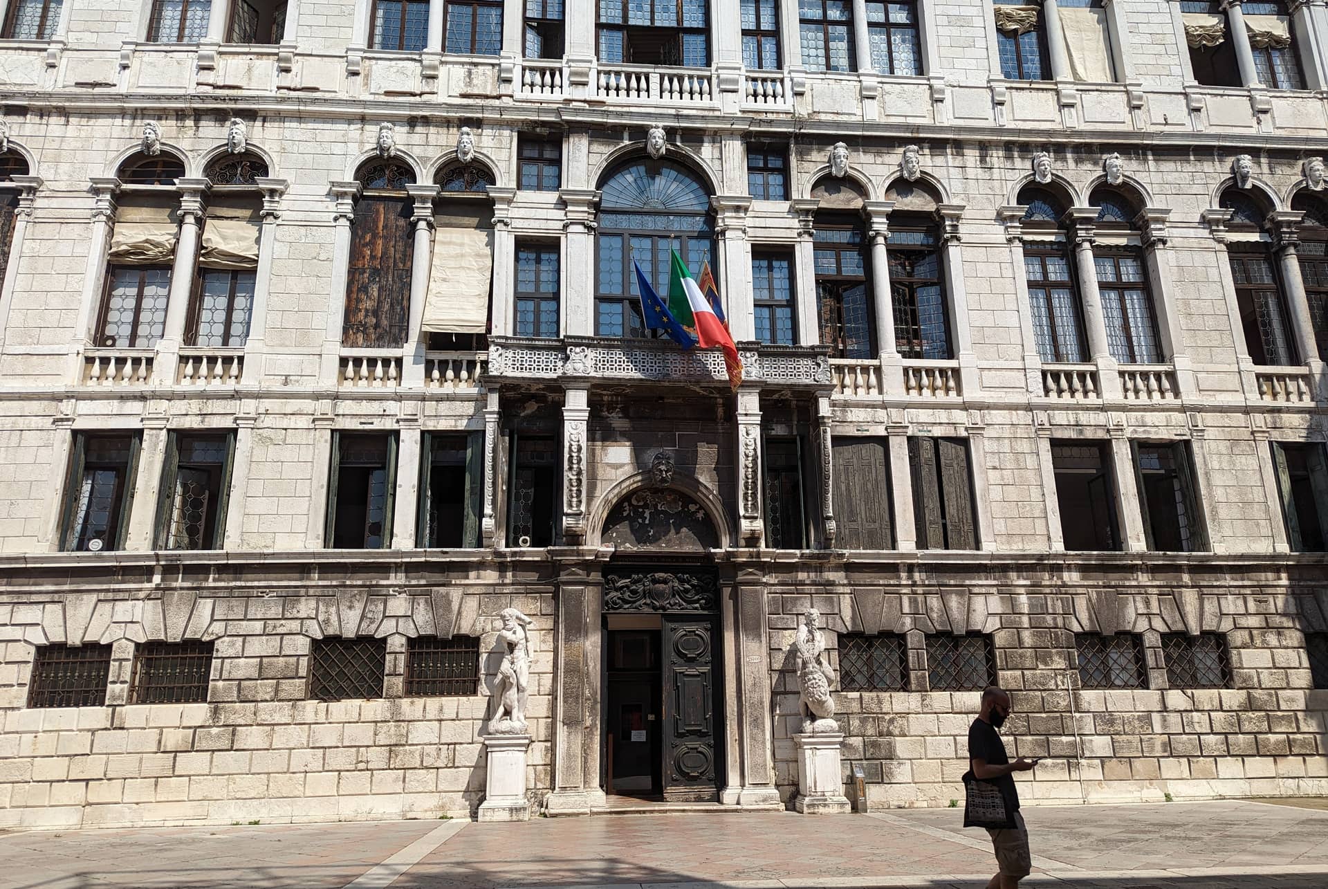 Façade du Palazzo Pisani, siège du Conservatoire Benedetto Marcello à Venise, avec son portail encadré de deux statues