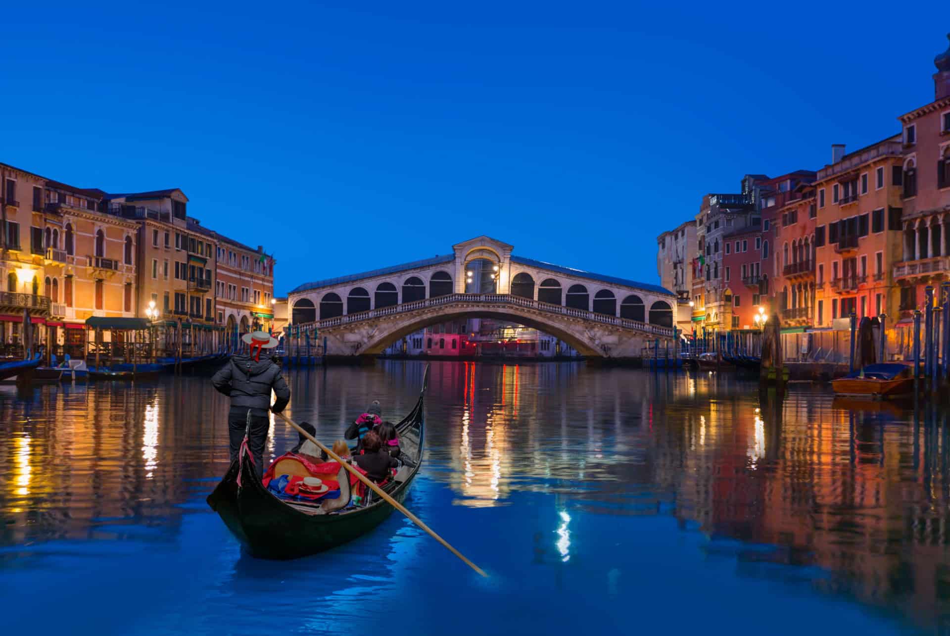 gondole de nuit canaux de venise