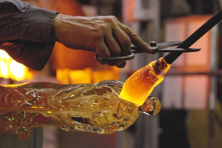 Démonstration de soufflage de verre avec cadeau en verre