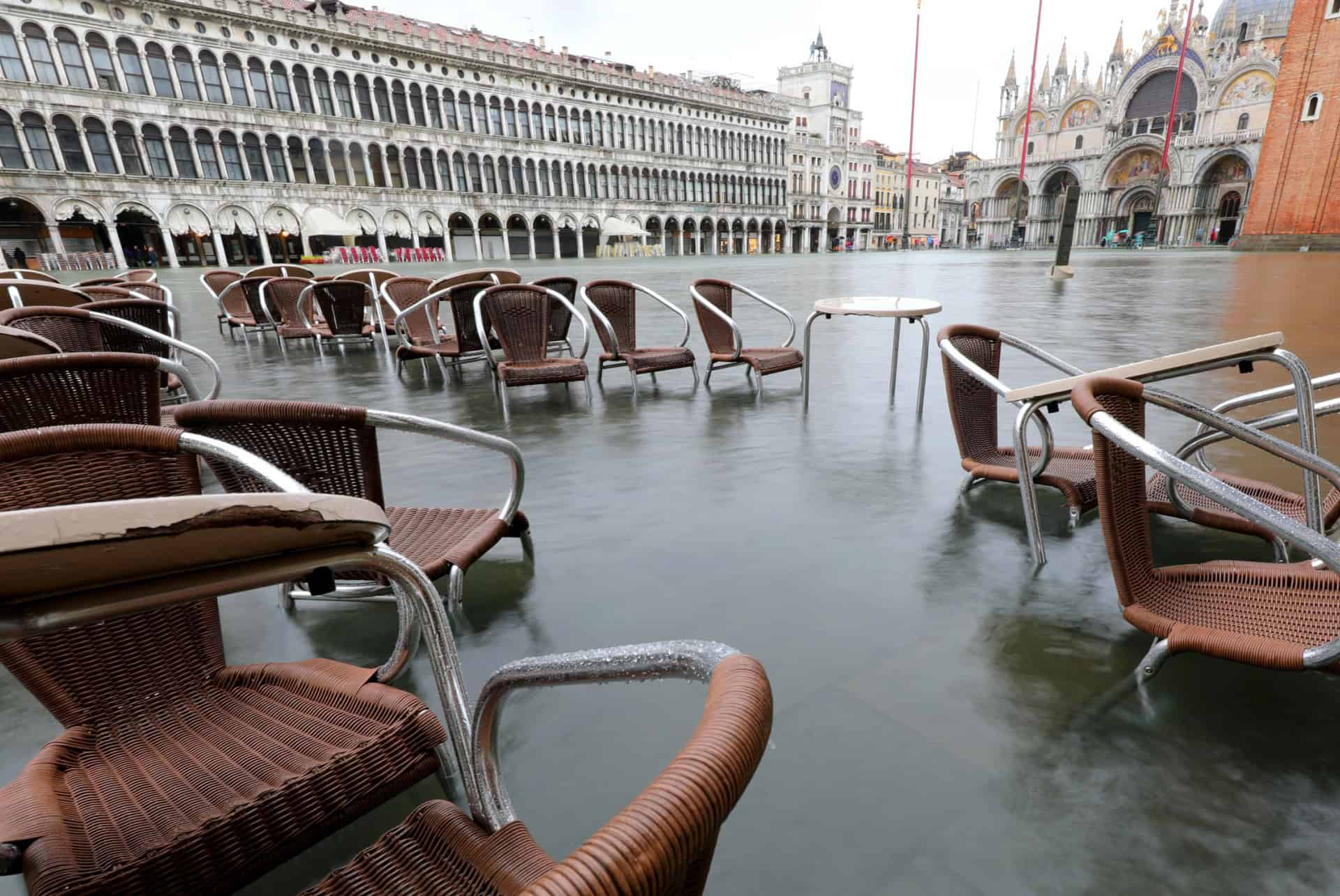 san marco terrasse inondée pendant l'acqua alta