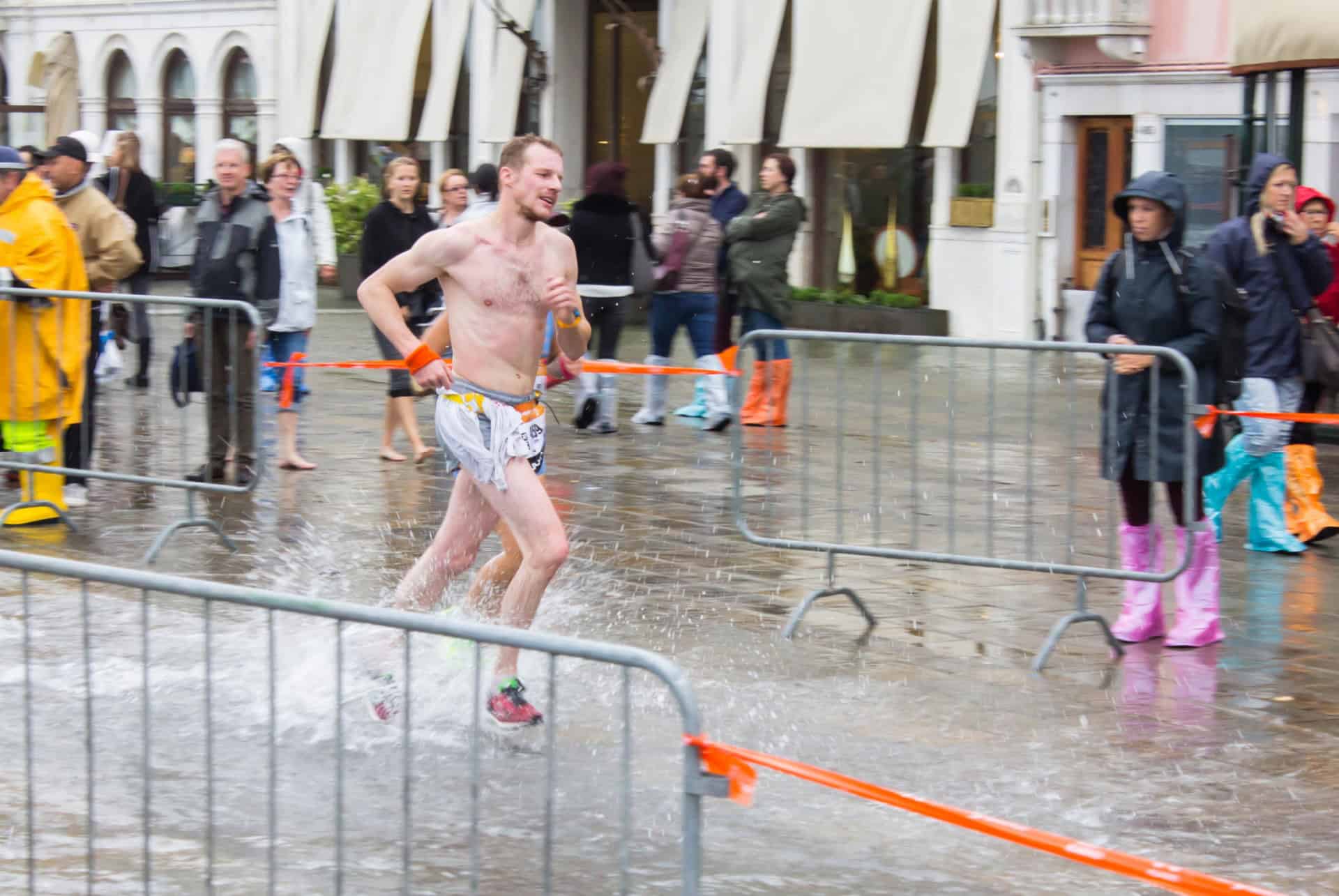 coureur sous la pluie au marathon de venise coureur sous la pluie au marathon de venise