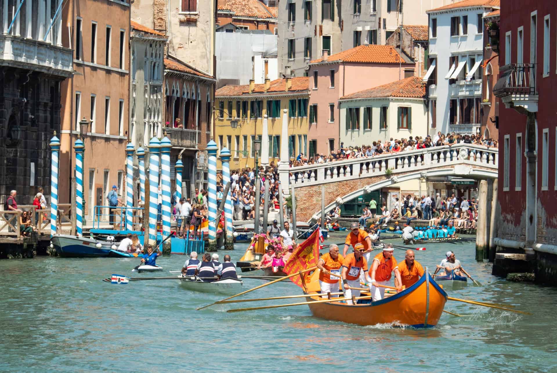 course de bateaux au moment de la vogalonga a venise course de bateaux au moment de la vogalonga a venise
