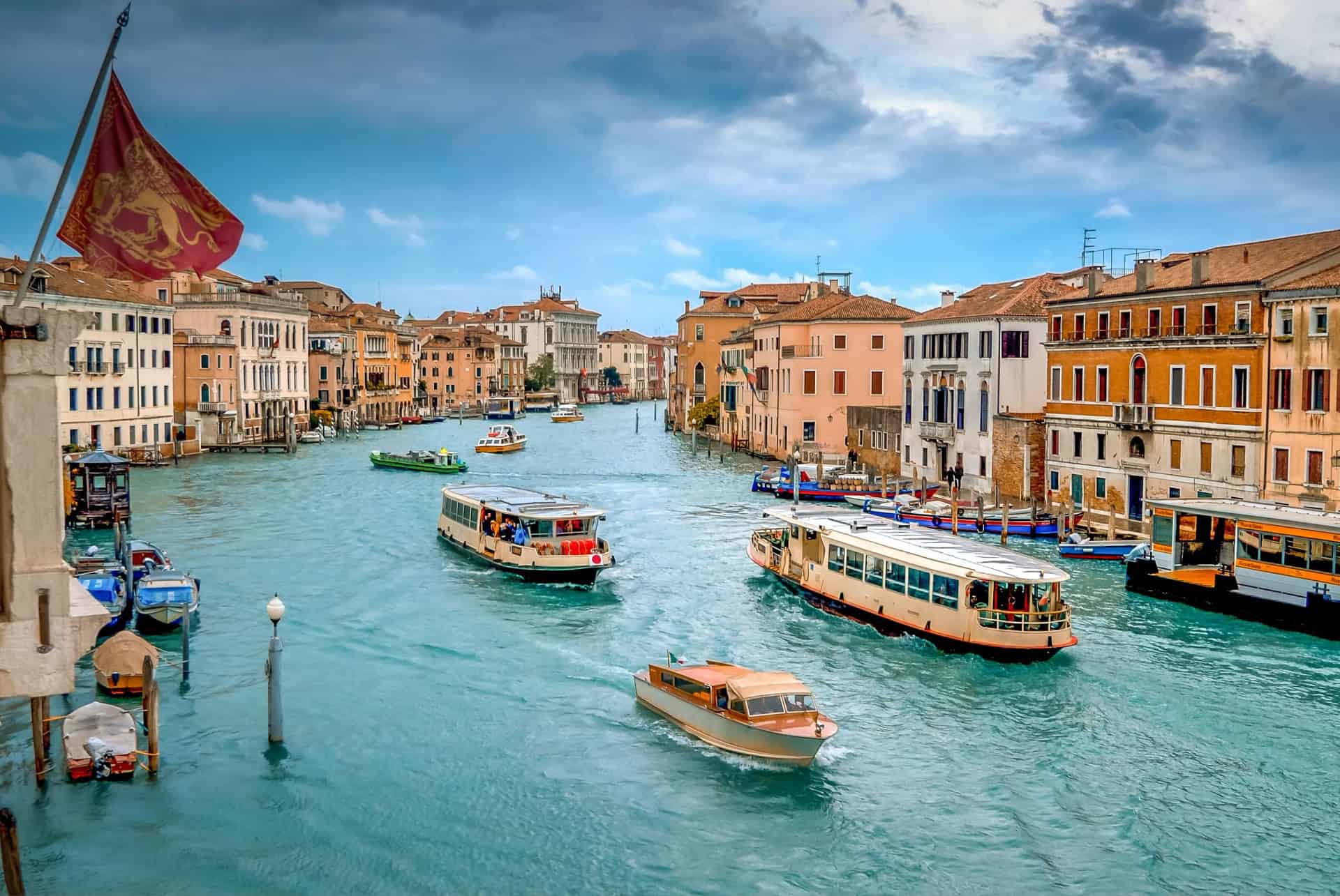 les vaporetto de venise sur le grand canal