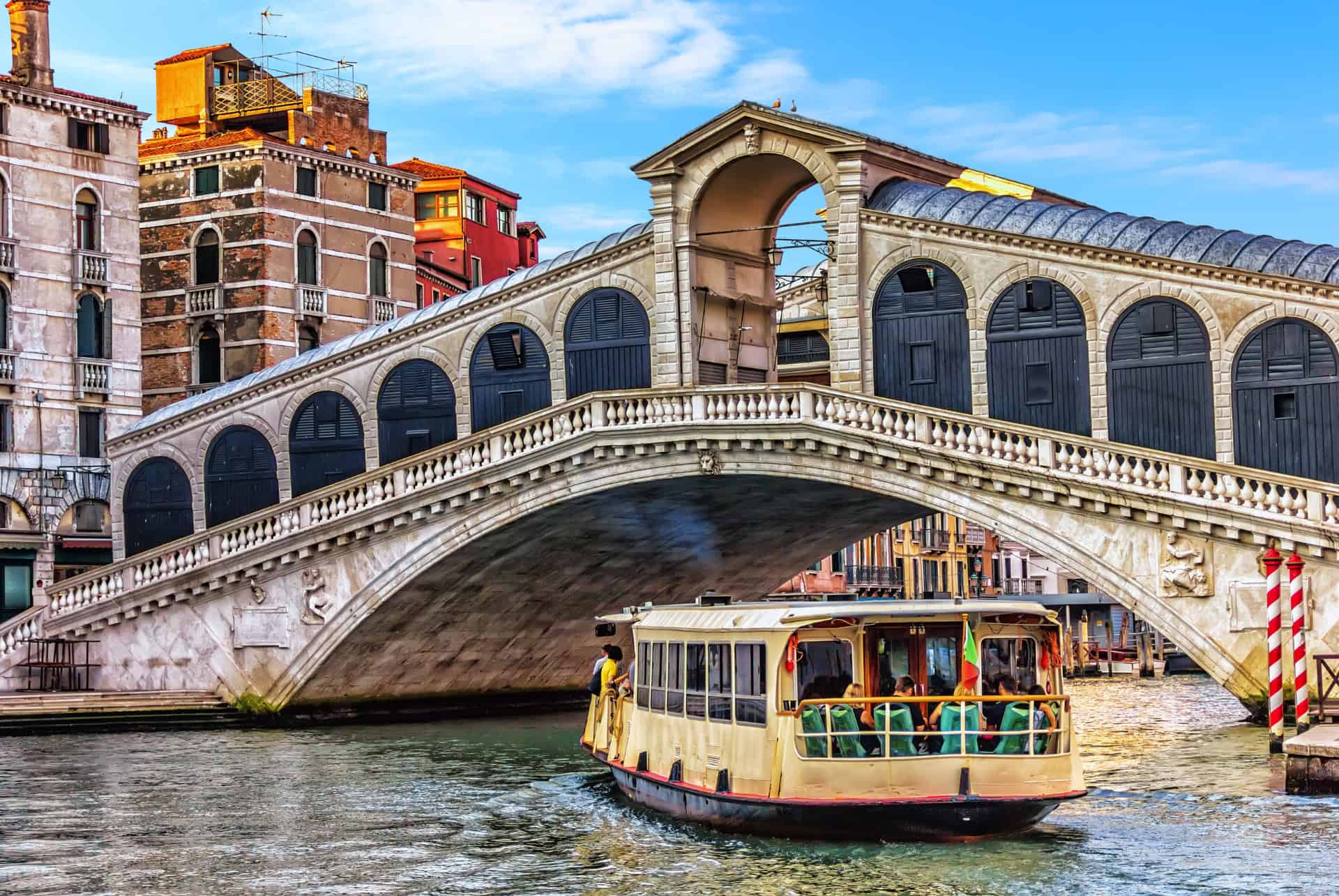 vaporetto sous le pont de rialto a venise