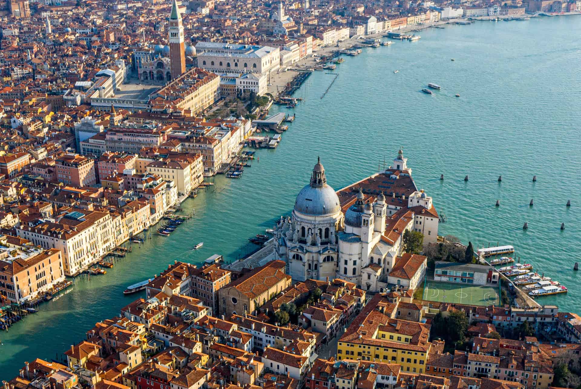 pass vaporetto vue aerienne sur le grand canal de venise