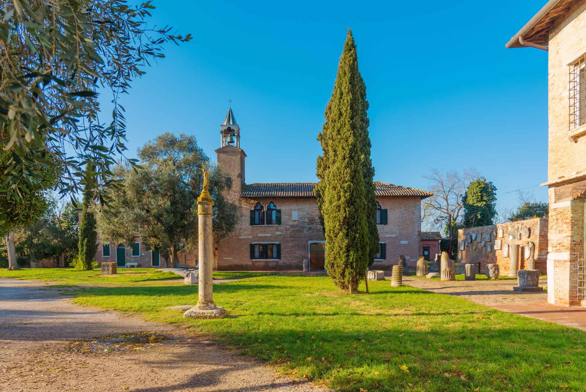 jardin et clocher sur ile de torcello jardin et clocher sur ile de torcello