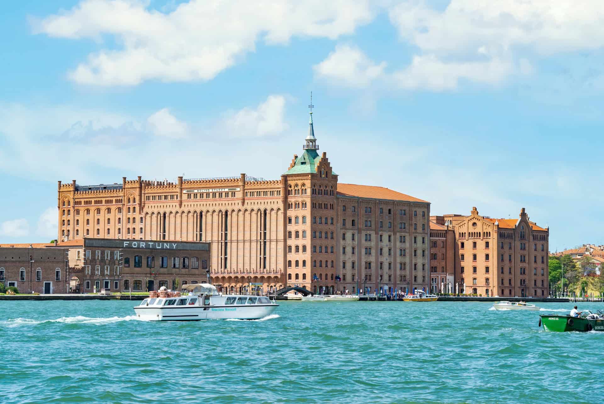 hotel de luxe au bord du grand canal de venise